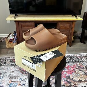 Yeezy slide ‘Flax’